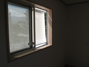 夏の窓の日除け（サンシェード）リクシルスタイルシェード内側2