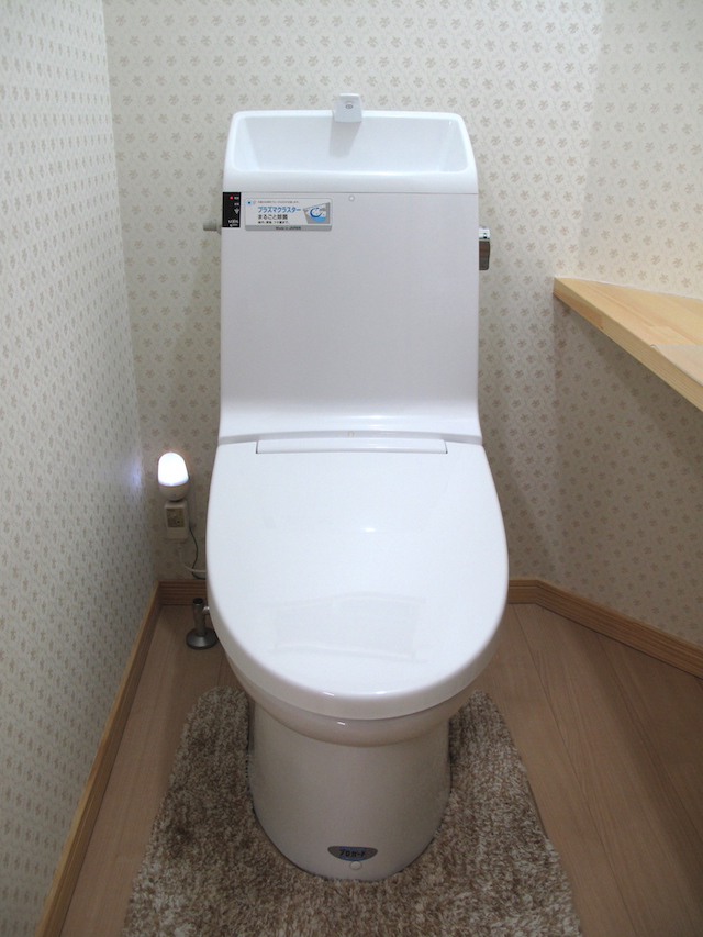 断水時、停電時のタンクレストイレも使用できる手洗器付トイレ